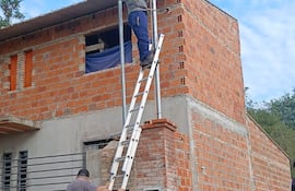 La usuaria de la ANDE que reclamó la falta de conexión tras más de un mes de haber abonado por el servicio, mostró que electricistas prepararon las conexiones en la propiedad para que la ANDE pueda hacer su trabajo y poner el medidor.