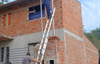 La usuaria de la ANDE que reclamó la falta de conexión tras más de un mes de haber abonado por el servicio, mostró que electricistas prepararon las conexiones en la propiedad para que la ANDE pueda hacer su trabajo y poner el medidor.