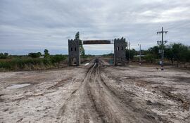 Portico de entrada y salida de la población de Fuerte Olimpo.