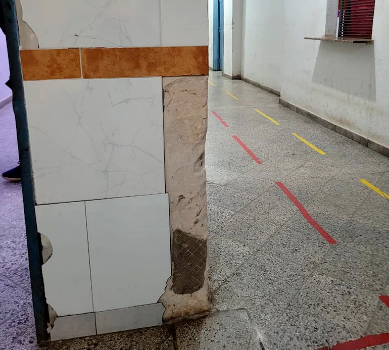 Pilares y paredes del hospital muestran un deterioro importante en infraestructura.