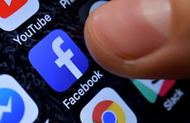 Vista de la aplicación de Facebook en un teléfono celular. El Senado de Brasil aprobó este miércoles una ley que prohíbe el uso del celular por parte de los alumnos en las escuelas, tanto en las aulas como en el recreo, durante todas las etapas de la educación obligatoria.