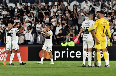Los jugadores de Olimpia celebran su victoria después del partido de vuelta de la fase de grupos de la Copa Libertadores entre Olimpia y Patronato en el estadio Defensores del Chaco en Asunción el 18 de abril de 2023.