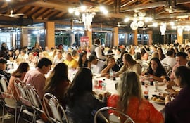 Cerca de 1000 docentes participaron de la cena por el día del maestros ofrecido por el intendente de San Lorenzo, Felipe Salomón (ANR-HC).