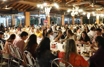 Cerca de 1000 docentes participaron de la cena por el día del maestros ofrecido por el intendente de San Lorenzo, Felipe Salomón (ANR-HC).