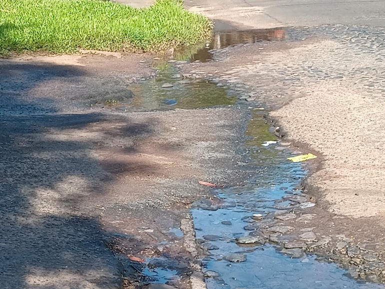 Los residuos de las viviendas abundan las calles de la ciudad por la falta del sistema de alcantarillado sanitario