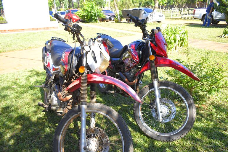Las dos motocicletas incautadas que presumiblemente se habría utilizado para el asalto. 