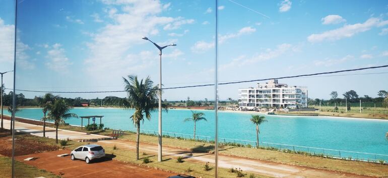 Al fondo se observa un complejo de departamentos, uno de los cuales, ubicado en el medio de la estructura, pertenece al investigado Miguel Servín.