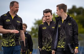 El paraguayo Joshua Duerksen (d), piloto de la escudería británica Invicta Racing, recorre el Circuito de Albert Park, en Melbourne, Australia.