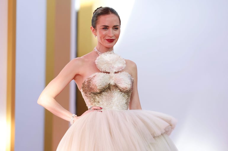 Emily Blunt lució un impactante vestido de la firma Schiaparelli. (ANGELA WEISS / AFP)