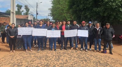 Los miembros de comunidad educativa exigen la solución de la falta de rubros