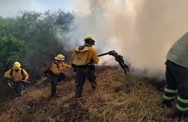 Bomberos voluntarios y del Ejército controlan fuego al costado del peaje de la ruta Luque San Bernardino.