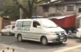Ambulancia que trasladó los restos del diputado "Lalo" Gómes hasta la morgue judicial.