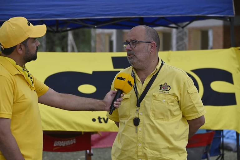 Javier Bento, director de la prueba del Rally del Chaco 2026 durante la entrevista con ABC en la Terminal de Ómnibus de la ciudad de Mariscal Estigarribia, Paraguay.