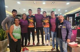 Componentes del Team Managers junto a los organizadores del King Trail Club, en el lanzamiento.
Componentes del Team Manager con los organizadores del King Trail Club 30 de mayo de 2023