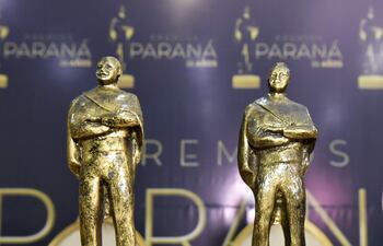 Estatuillas de los premios Paraná. Las mismas se realizan en base a un molde confeccionado por el recordado escultor Hermann Guggiari.