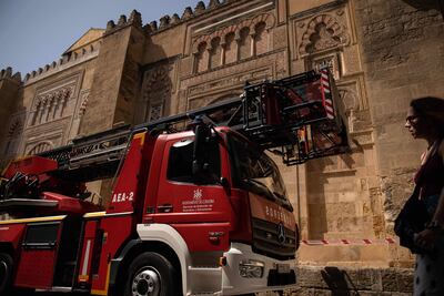 Un camión de bomberos aparca junto a la histórica mezquita-catedral de Córdoba tras el incendio declarado el día anterior en el monumento, en Córdoba, sur de España, el 9 de agosto de 2025.