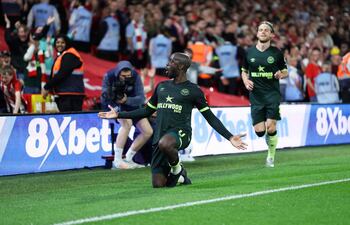 El delantero del Brentford, nacido en Francia y nacionalizado congoleño, Yoane Wissa, celebra después de marcar el segundo gol de su equipo, en el duelo entre el Nottingham Forest y el Brentford en The City Ground en Nottingham, centro de Inglaterra, (Foto de Darren Staples / AFP)