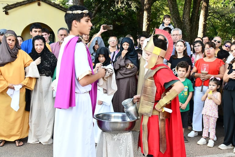 Poncio Pilato, tras entregar a Jesús para su crucifixión, se lava las manos.