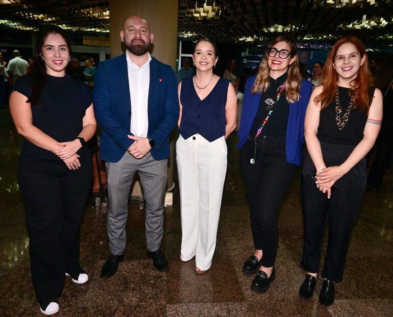 Ana Ramírez, Ángel Almada, Natalia García, Amanda Bertón y Stephanie Dragotto. 