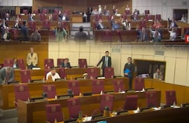 La sala de sesiones del Senado antes y después de reconsiderar el proyecto de declaración de apriete a la Corte. En la imagen se ve como en cuestión de minutos abandonan los cartistas la sala de sesiones.