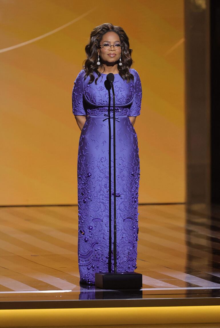 Oprah Winfrey lució espléndida en la gala anual de los NAACP Awards. (Kevin Winter/Getty Images/AFP)