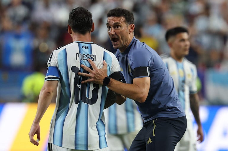 El director técnico de Argentina, Lionel Scaloni, da instrucciones al delantero de Argentina Lionel Messi durante los últimos minutos del partido de cuartos de final del torneo de fútbol de la Copa Mundial 2026 entre Argentina y Suiza en el Kansas City Stadium en Kansas City.
