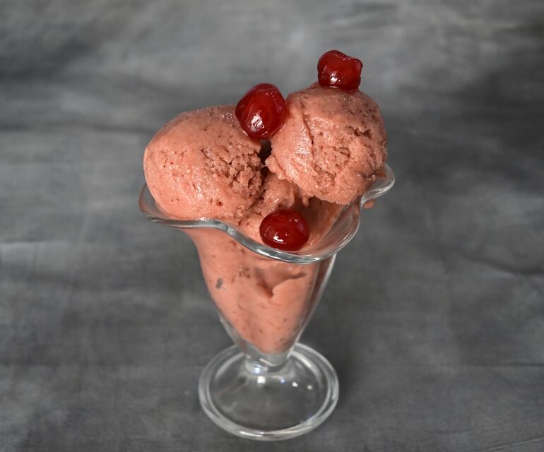 Helado de frutilla.
