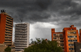 Gif de lluvia y viento en Asunción.
