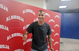 El lateral-volante de Libertad, Alan Max Benítez Domínguez (32 años) en el momento en que fue abordado por los medios de comunicación en el aeropuerto internacional Silvio Pettirossi, antes de emprender vuelo con destino a Grecia.