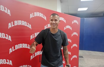 El lateral-volante de Libertad, Alan Max Benítez Domínguez (32 años) en el momento en que fue abordado por los medios de comunicación en el aeropuerto internacional Silvio Pettirossi, antes de emprender vuelo con destino a Grecia.