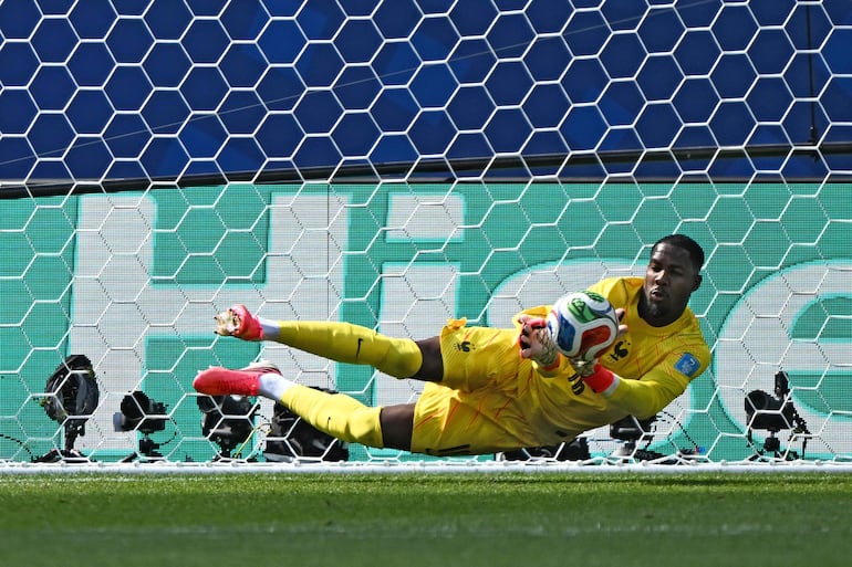 Mike Maignan tapa el penal lanzado por Strand Larsen.