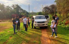 Comitiva fiscal durante la constitución en la zona de la vía férrea presuntamente invadida.