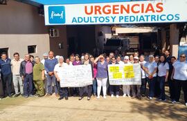Funcionarios de blanco y administrativos del Hospital Regional de San Juan Bautista ,Misiones, se manifiestan en rechazo a la Ley de la Carrera Civil.