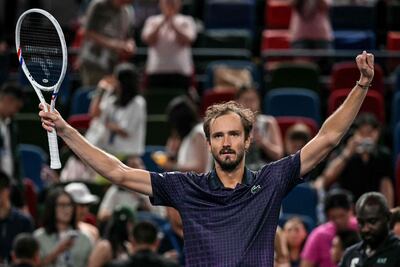 Daniil Medvedev eliminó a Learner Tien, al que venció pese a las dificultades físicas.