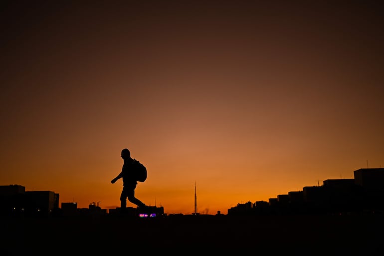 Detractores de la norma afirman que pobladores del interior serán los más afectados con la intención de mantener el horario de verano de forma permanente.