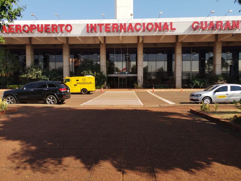 Policías y militares refuerzan la seguridad en el Aeropuerto Guaraní ante plan de megaasalto