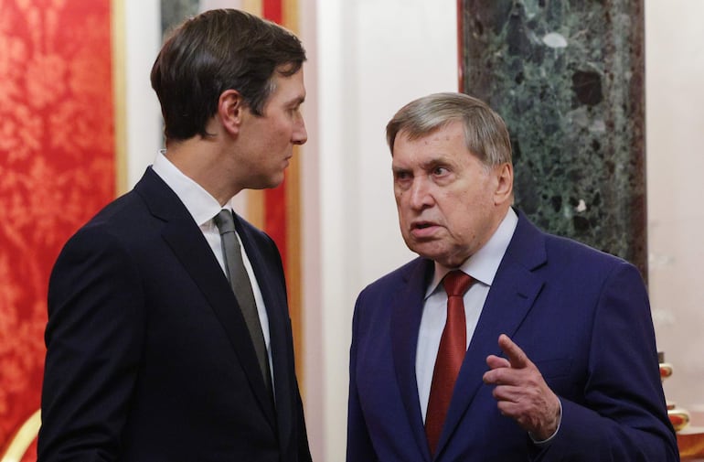 El yerno del presidente de EE. UU., Jared Kushner (izq.), y el asesor presidencial ruso Yury Ushakov (der.) esperan antes de una reunión con el presidente ruso Vladimir Putin en el Kremlin en Moscú