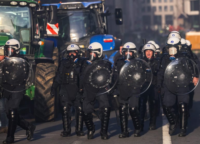 La policía interviene durante la manifestación en Bruselas contra el acuerdo Mercosur-UE.