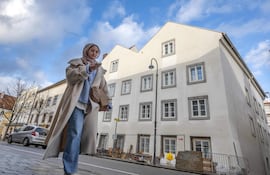Una mujer pasa frente a la casa natal del exdictador alemán Adolf Hitler, convertida en comisaría, en Braunau am Inn, Austria, el 17 de febrero de 2026.