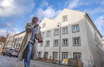 Una mujer pasa frente a la casa natal del exdictador alemán Adolf Hitler, convertida en comisaría, en Braunau am Inn, Austria, el 17 de febrero de 2026.