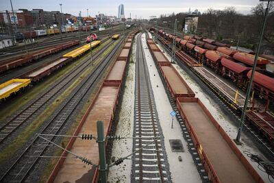 Los trenes de carga se encuentran en las vías del ferrocarril en Frankfurt, Alemania occidental, como se puede ver al fondo la sede del Banco Central Europeo (BCE), hoy 23 de enero de 2024.