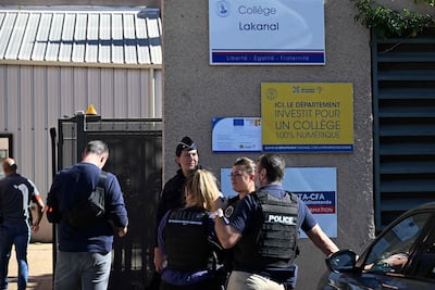 Agentes de la policía francesa actúan frente a la escuela secundaria Joseph-Lakanal después de que el director resultara herido por un disparo de escopeta de caza y un adolescente fuera detenido en Aubagne, en el sur de Francia, el 12 de octubre de 2026.
