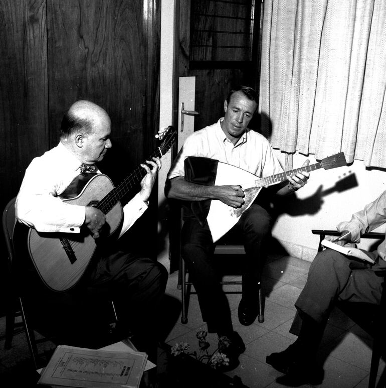 Sila Godoy y Wallace Keiderling ensayan para el concierto de guitarra y balalaika en diciembre de 1969.