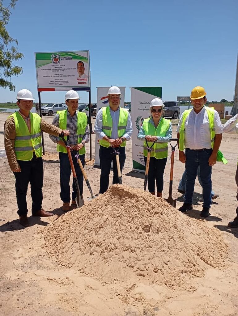 En el centro el gobernador Arturo Méndez, a su derecha el intendente Joao Ferreira, concejales y representantes de la empresa el pasado 14 de noviembre del 2024 en la palada inicial.