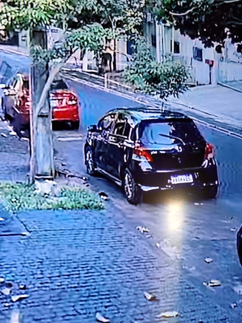 El automóvil Toyota Vitz de color negro, en el que se movilizaron los delincuentes que asaltaron la vivienda del ingeniero en el microcentro de Asunción este jueves.