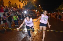 Cerca de 50 mujeres participaron de la "Carrera en Tacones".