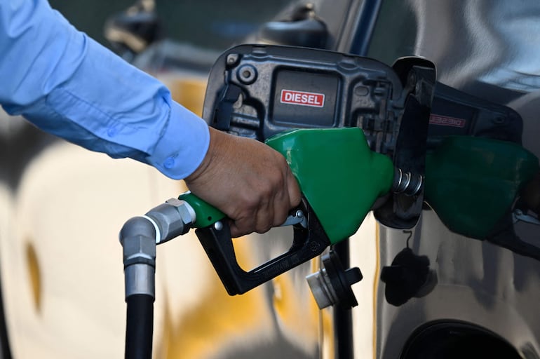 Carga de combustible diesel en una estación de servicio