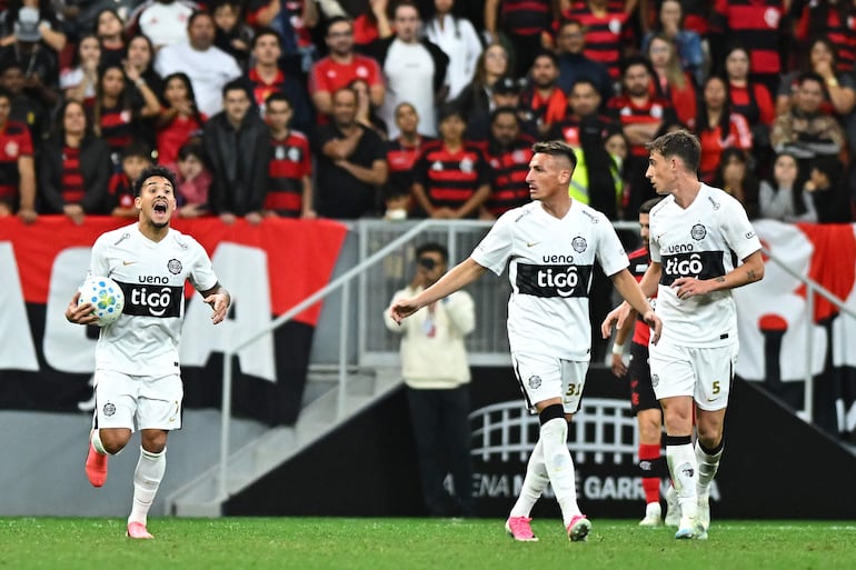 Fernando Cardozo (i) de Olimpia celebra un gol este viernes, en un partido amistoso entre Flamengo y Olimpia el estadio Mané Garrincha en Brasilia (Brasil).