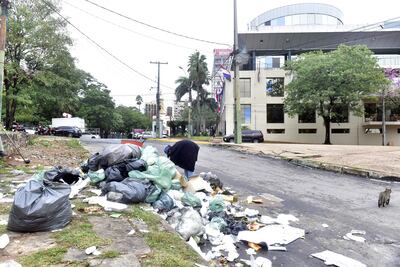 Enorme basural en plena vía pública sobre Avenida República y Río Jejuí, frente al Congreso Nacional.