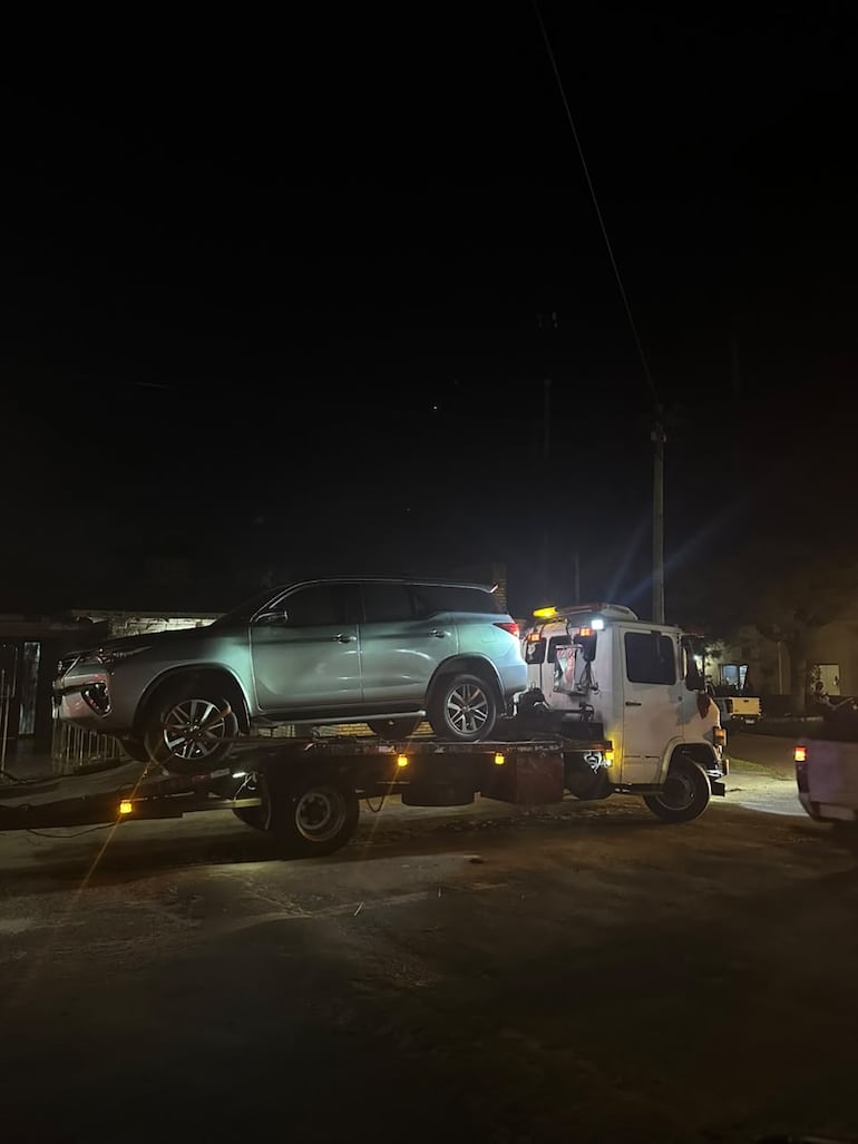 La Fortuner fue llevada en una grúa hasta la Fiscalía de Ciudad del Este, debido a que no pudieron encontrar la llave.